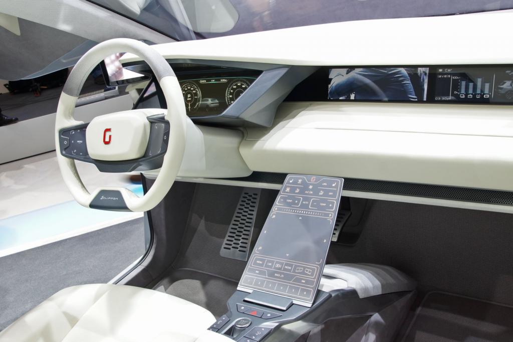 Die auf dem Genfer Automobilsalon (6. bis 16. März) gezeigte Studie „Clipper“ ist ein kompakter Sechssitzer mit Elektroantrieb und vier Seitentüren, die sich wie Insektenflügel öffnen. 
