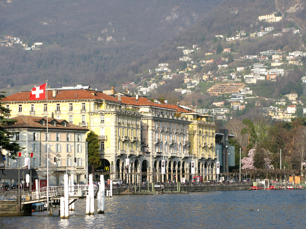 Diese Häuserzeile am See strahlt noch den Glanz vergangener Tage aus.