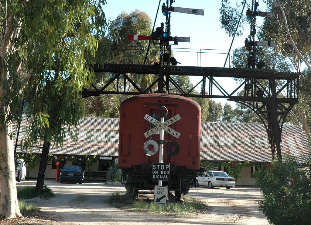 Down Under (III): Australien - von Portland nach Adelaide -  ... zu der auch dieser alte Eisenbahnwaggon und ... 