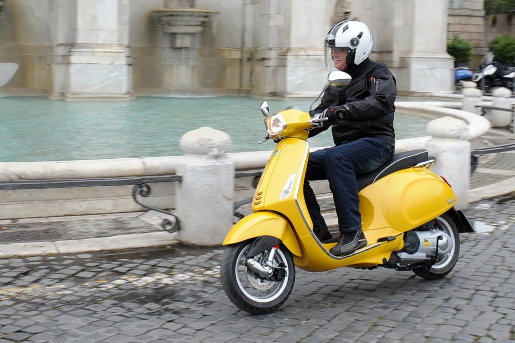 Erstmals rollt damit eine Vespa mit sogenanntem „small body“, also kleiner Karosserie, auf (verhältnismäßig) großen 12-Zoll-Rädern.