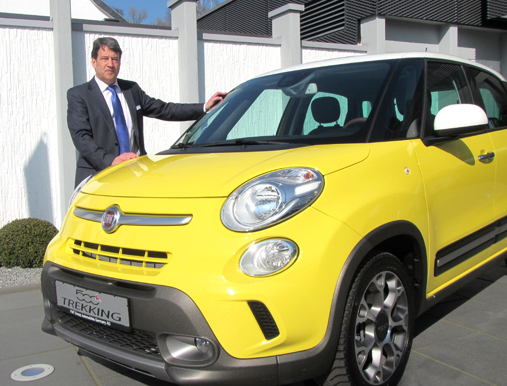 Fiat-Deutschland-Sprecher Claus Witzeck am 500L Trekking. 
