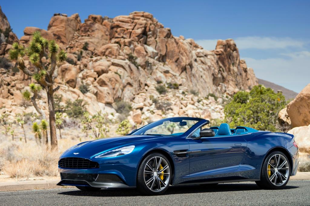 Foto © Aston Martin - Der 2+2-Sitzer Aston Martin Vanquish Volante hat eine Karbon-Karosserie und den 6,0 Liter großen Saugbenziner (422 kW/573 PS)