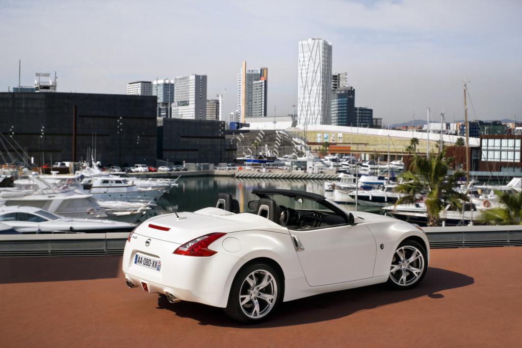 Foto © Nissan - Viel Spaß für vergleichsweise wenig Geld verspricht die offene Version des Nissan 370Z. Für 38.900 Euro bekommt der Käufer satte 241 kW/328 PS