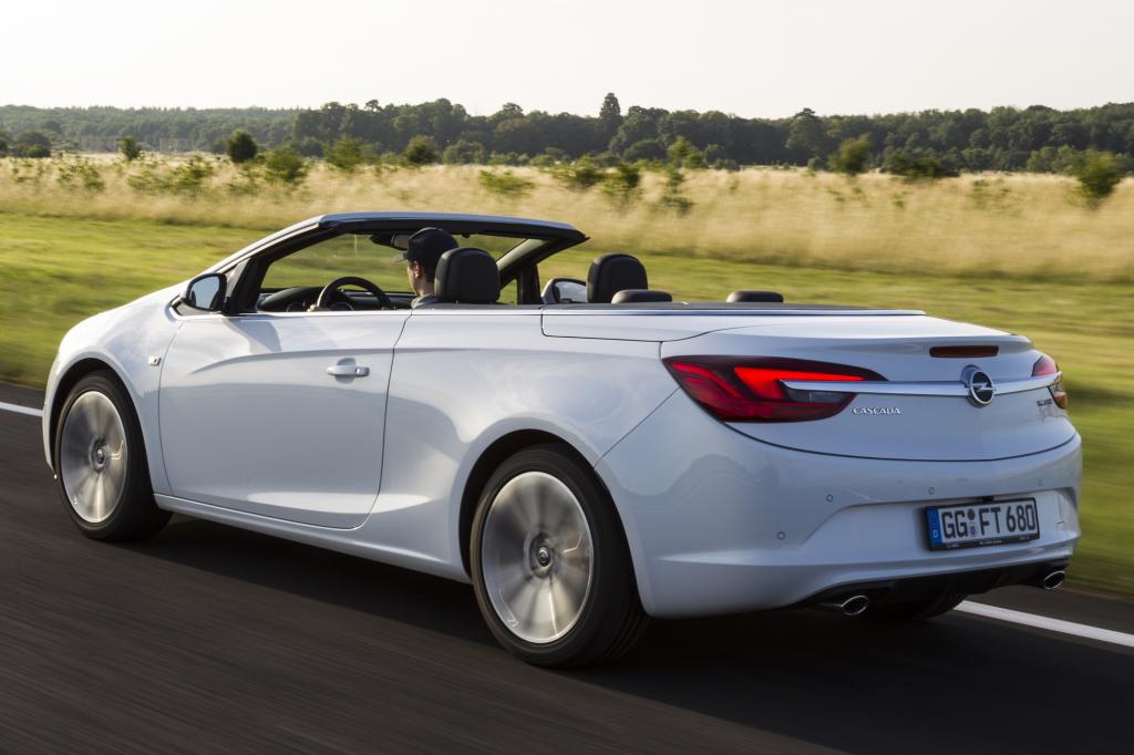 Foto © Opel - Als weiteres deutsches Fabrikat steht der Opel Cascada zur Wahl, der mit Lederlenkrad, Klimaanlage und Parkpiepsern hinten in der Basisversion (25.945 Euro) vorfährt