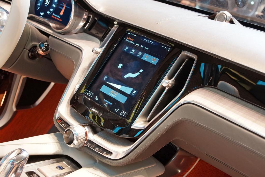 Foto © SP-X/Matthias Knödler - Von rund 40 sind nur noch acht Schalter übrig geblieben, zentraler Blickfang ist der Touchscreen