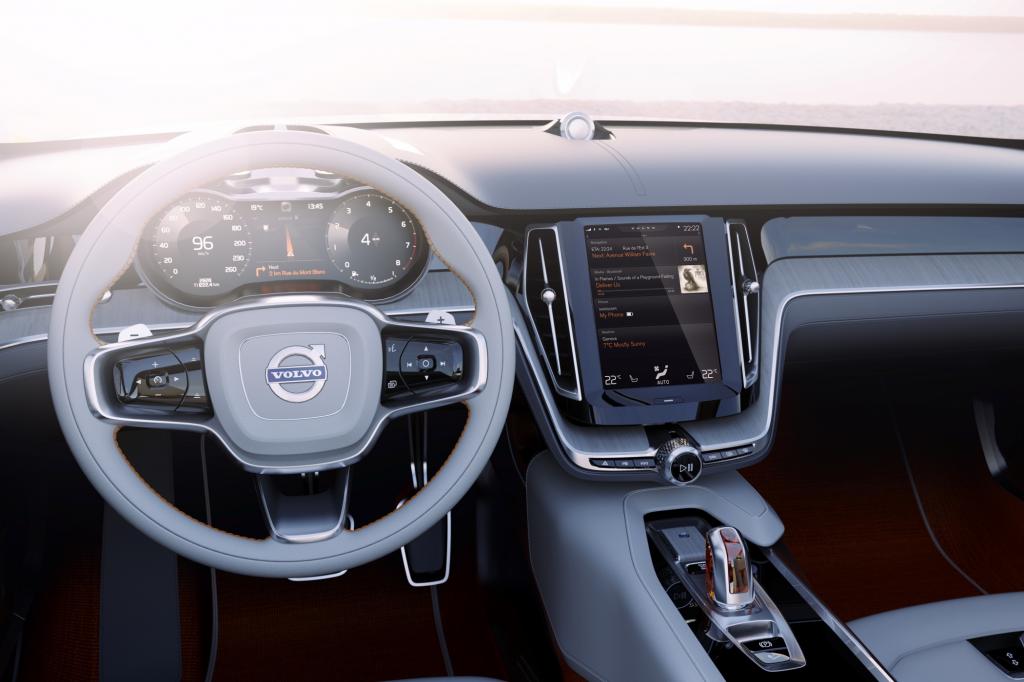 Foto © Volvo - Der zehn Zoll große Touchscreen, eingerahmt von schwarzem Klavierlack, eingebettet in das luftig wirkende Armaturenbrett, mit nur noch wenigen ergänzenden Knöpfen kommt mit dem neuen Oberklasse-SUV spätestens Anfang 2015 auf den Markt