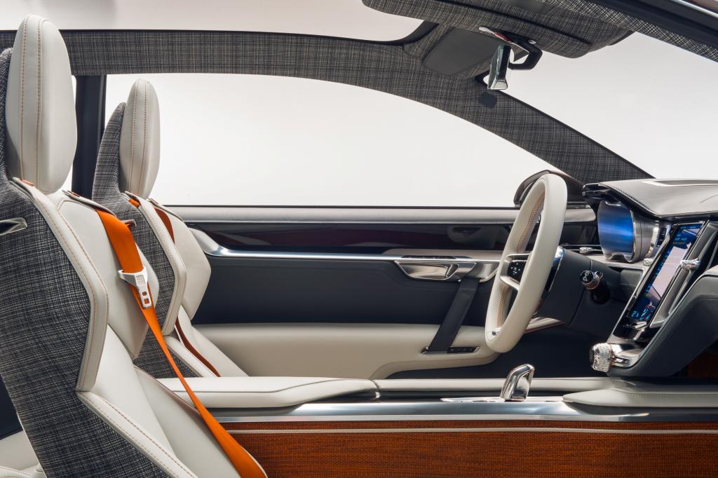Foto © Volvo - Ein Ambiente wie aus einer Zeitschrift für exklusive skandinavische Designmöbel ausgeschnitten: Klare Linien, elegante Schwünge und feinste Materialien zieren den Innenraum des Volvo Concept Estate