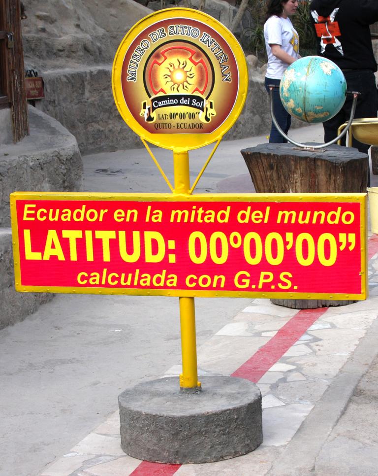 Genau hier verläuft die geografische Null-Grad-Breite, die Latitude. 