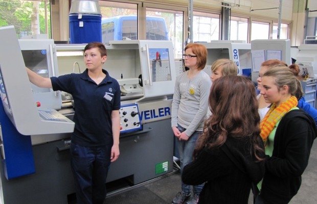 Girls‘ Day: Mehr als 700 Schülerinnen schnuppern bei Daimler