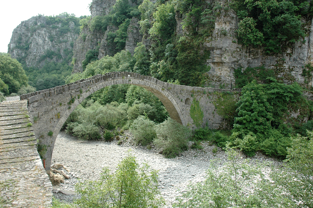 Hält immer noch die Spannung: Bogenbrücke in der Vikos-Schlucht.