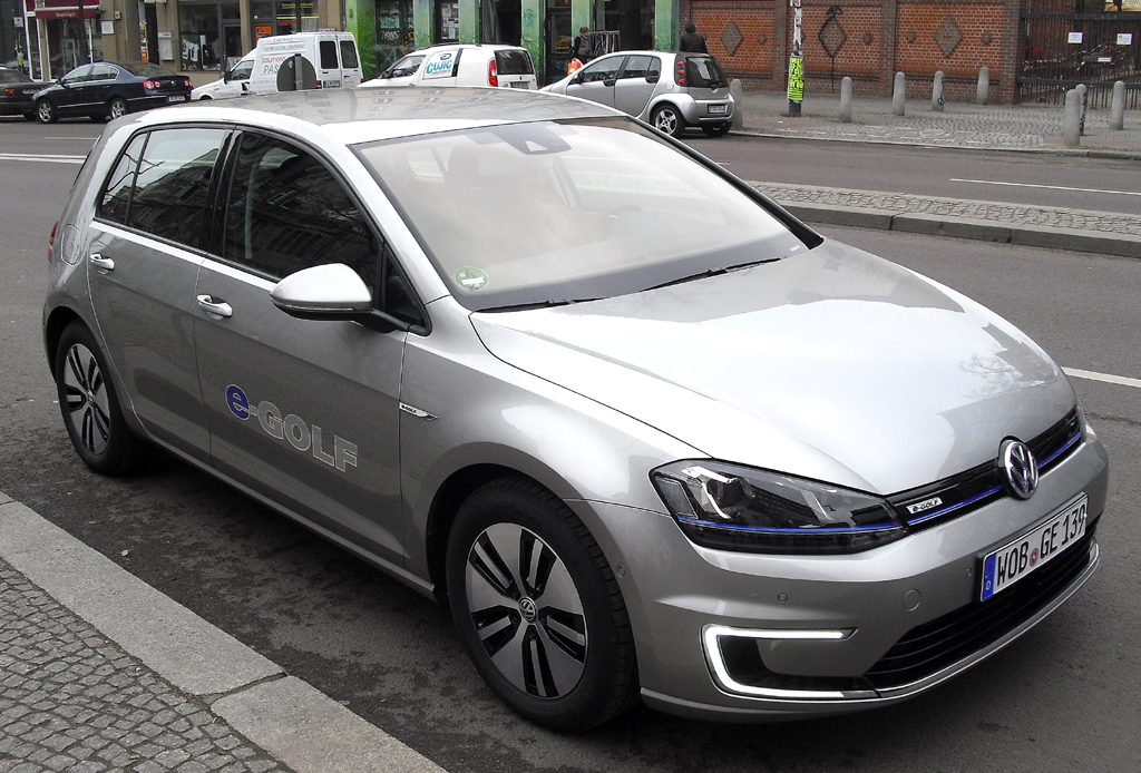 In Berlin für die Mobilitätswochen schon auf der Straße: VW E-Golf. 
