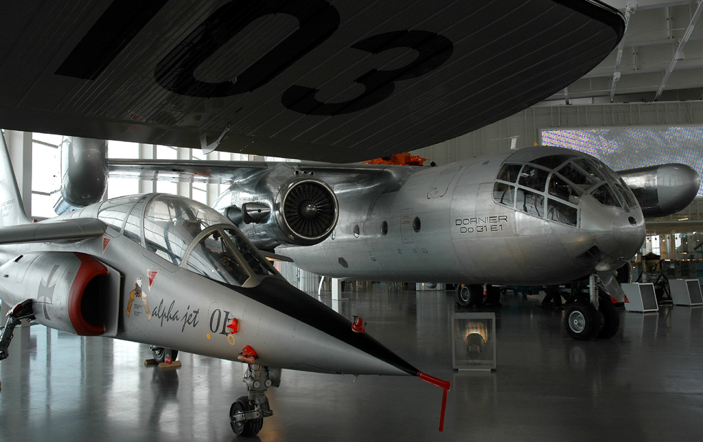 Jagdbomber Alpha Jet (links) vor Do 31E1-Flieger. 