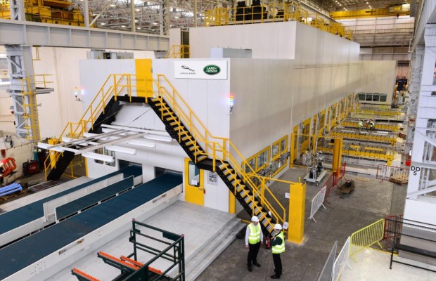 Jaguar Land Rover macht in neuem Presswerk mehr Druck