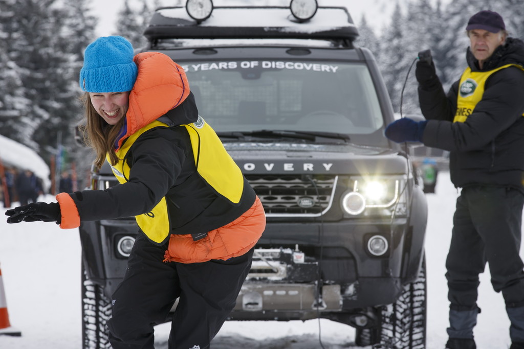 Junge Britin meistert Land Rovers Herausforderung am besten