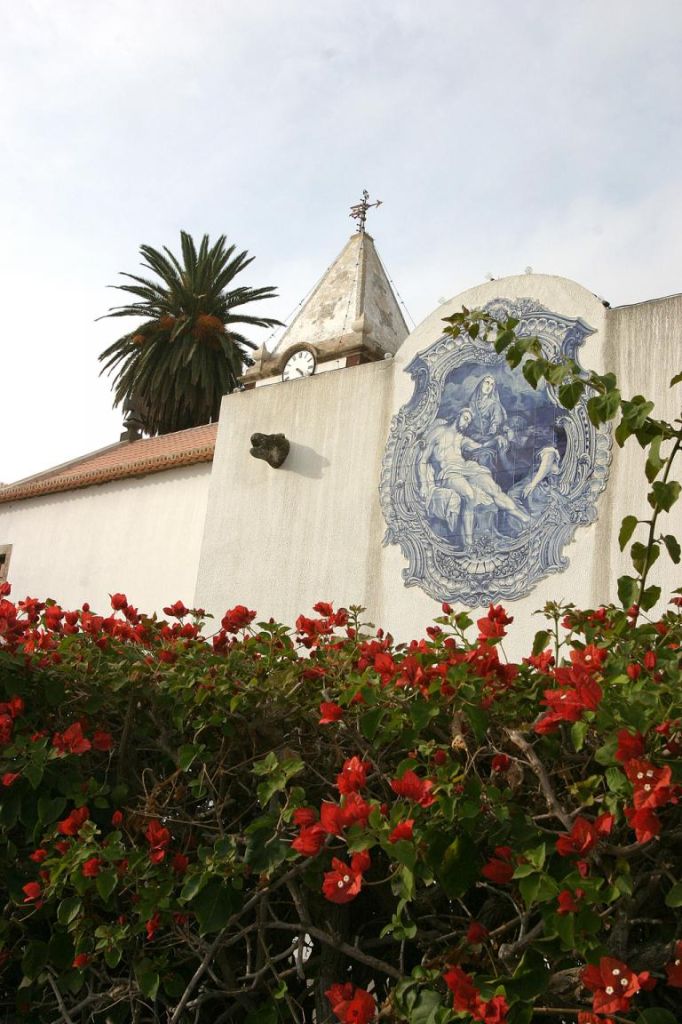 Kirche Nossa Senhora da Piedade am Hauptplatz von Vila Baleira. 