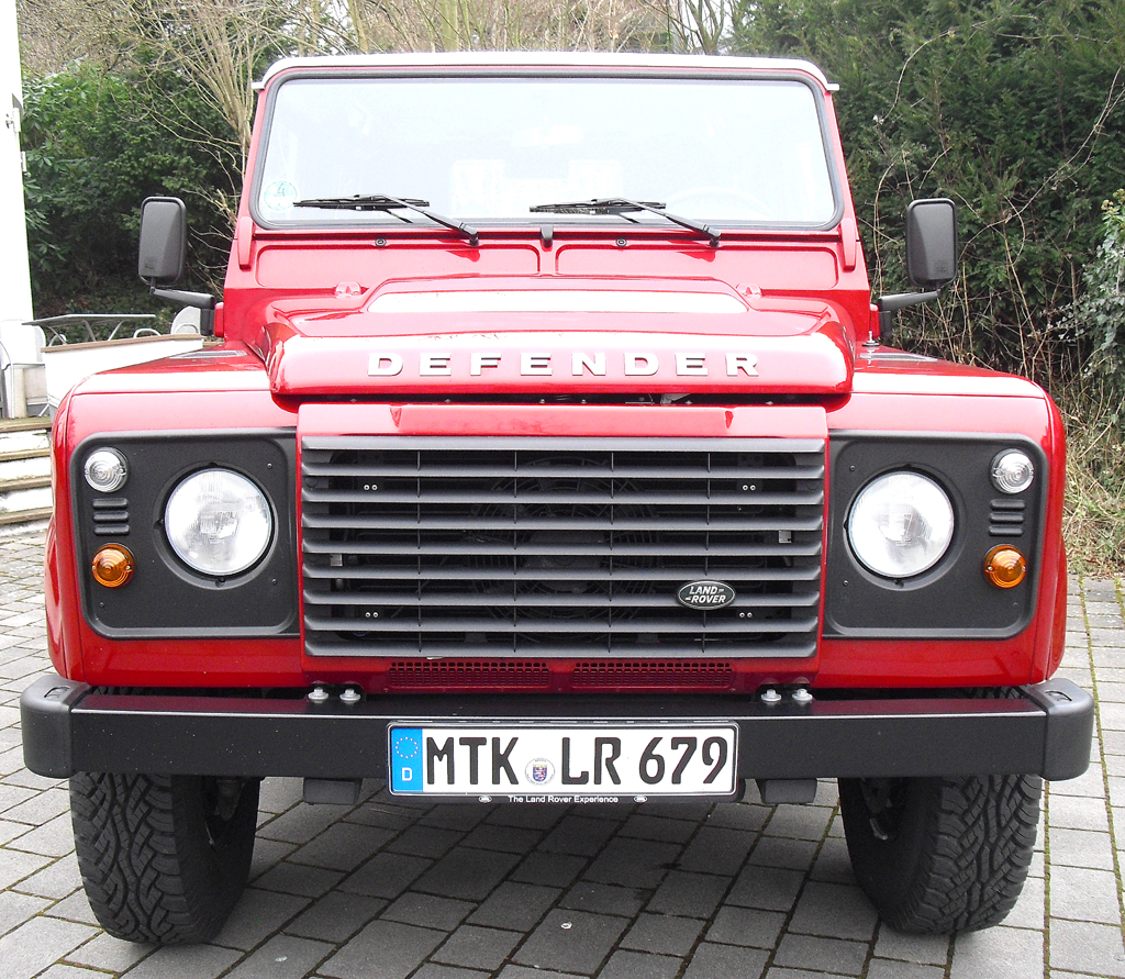 Land Rover Defender: Blick auf die Frontpartie. 
