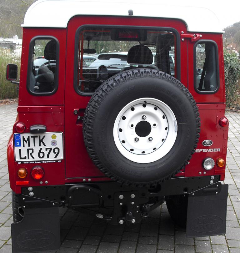 Land Rover Defender: Blick auf die Heckpartie. 