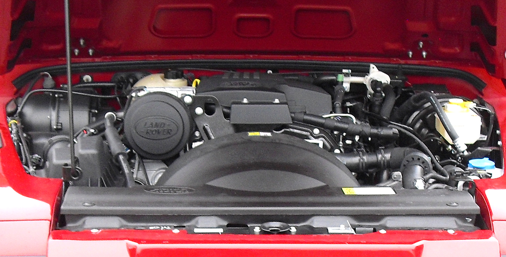 Land Rover Defender: Blick auf die einzig verfübare Motorisierung, den 2,2-Liter-Diesel. 
