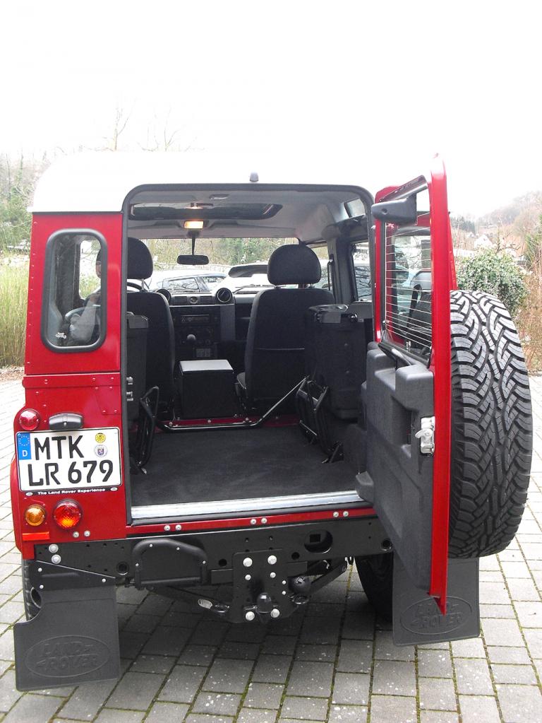 Land Rover Defender: Blick in den hinteren Teil des Wagens. 
