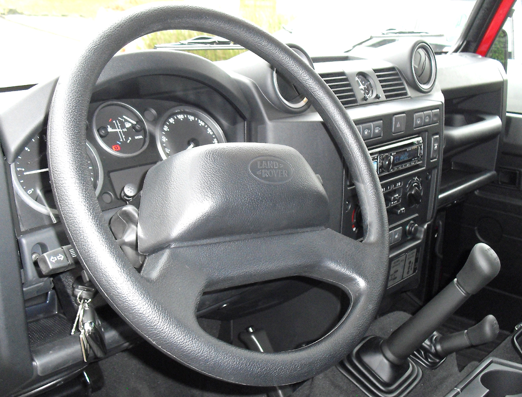Land Rover Defender: Blick ins Cockpit. 