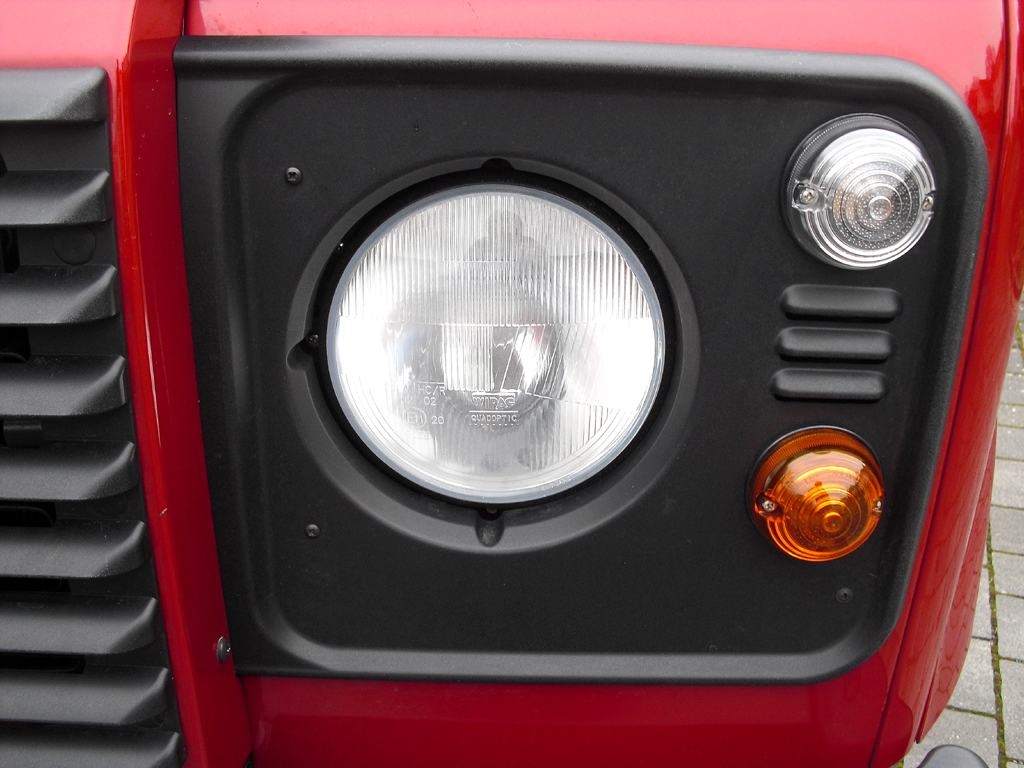Land Rover Defender: Klassische Rundleuchten-Einheit vorn. 