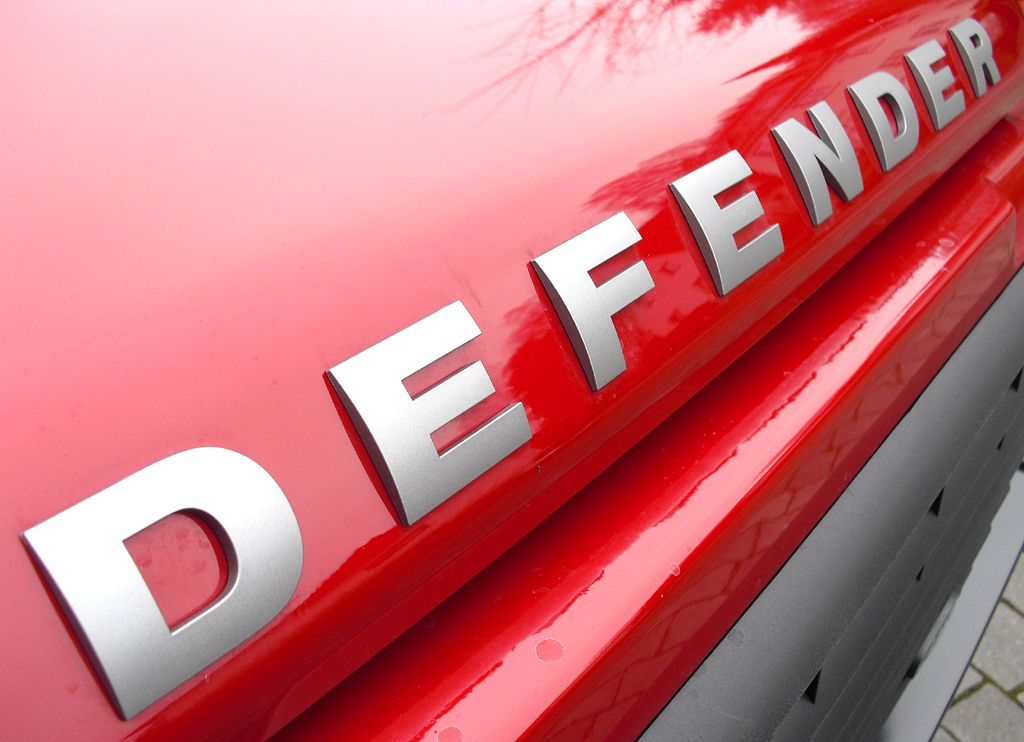 Land Rover Defender: Modellschriftzug vorn auf der Motorhaube. 