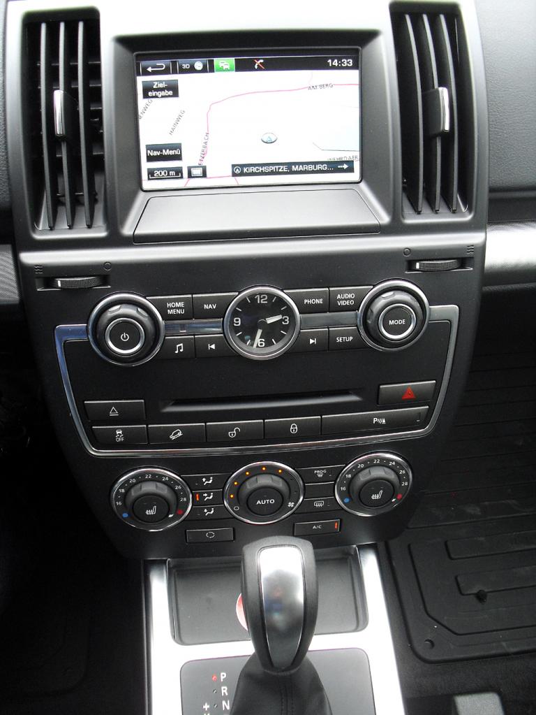 Land Rover Freelander: Blick auf den mittleren Armaturenträger. 