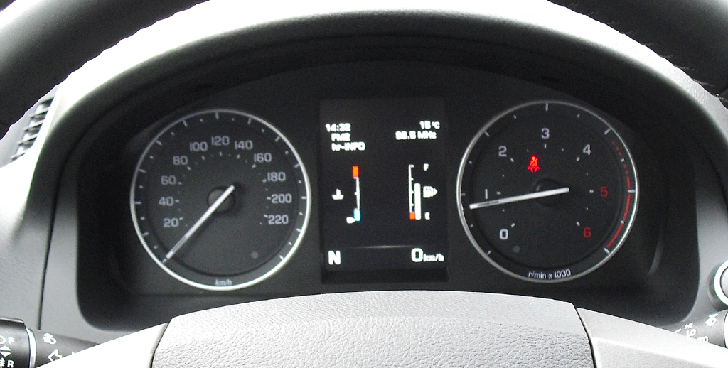 Land Rover Freelander: Blick durch den Lenkradkranz auf die Rundinstrumentierung. 