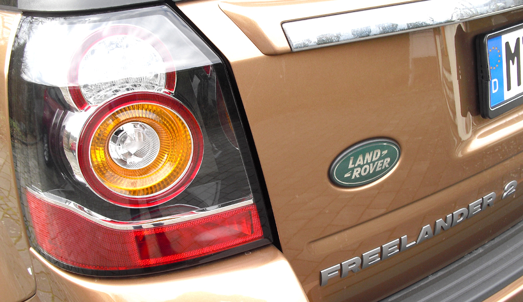 Land Rover Freelander: Moderne Leuchteinheit hinten mit Logo und Modellschriftzug. 