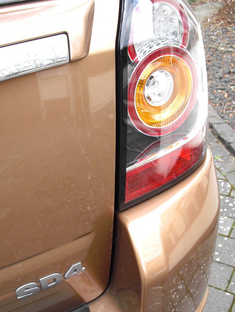 Land Rover Freelander: Moderne Leuchteinheit hinten mit Motorisierungsschriftzug. 