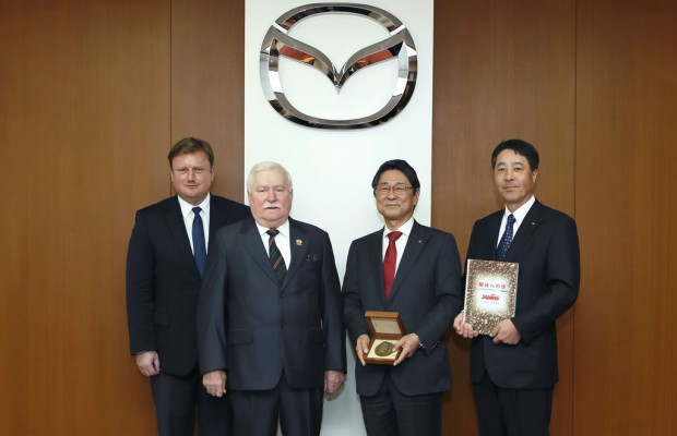 Lech Walesa besucht Mazda-Zentrale in Hiroshima