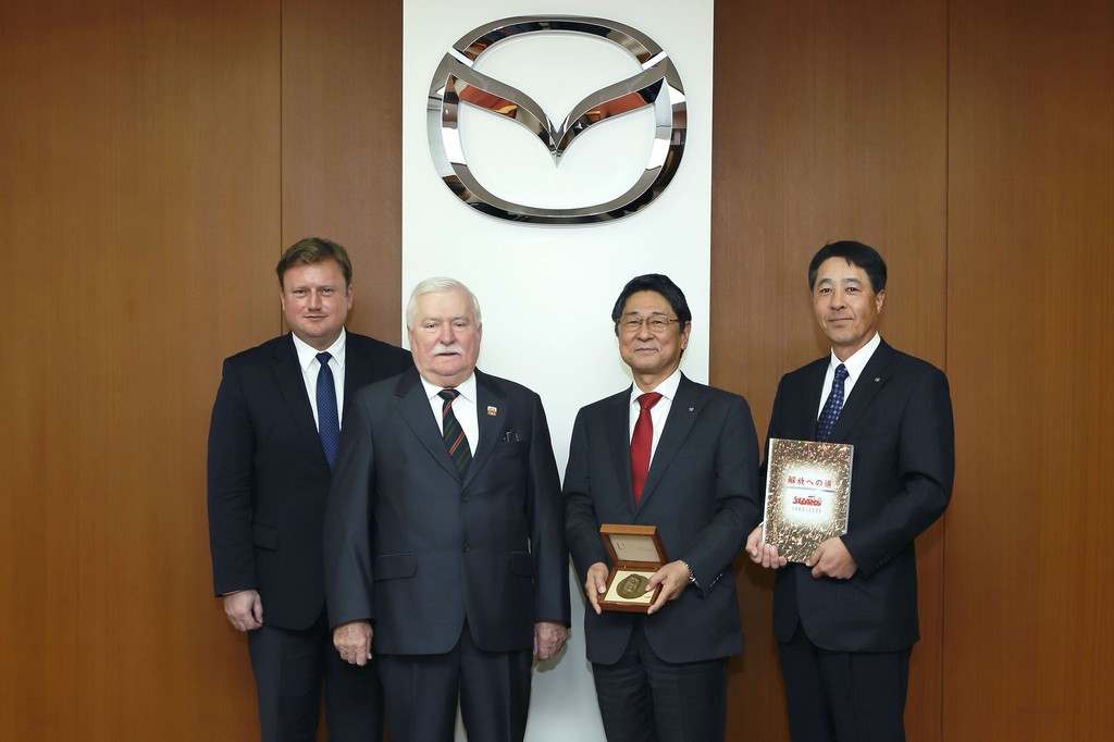 Lech Walesa besucht Mazda-Zentrale in Hiroshima