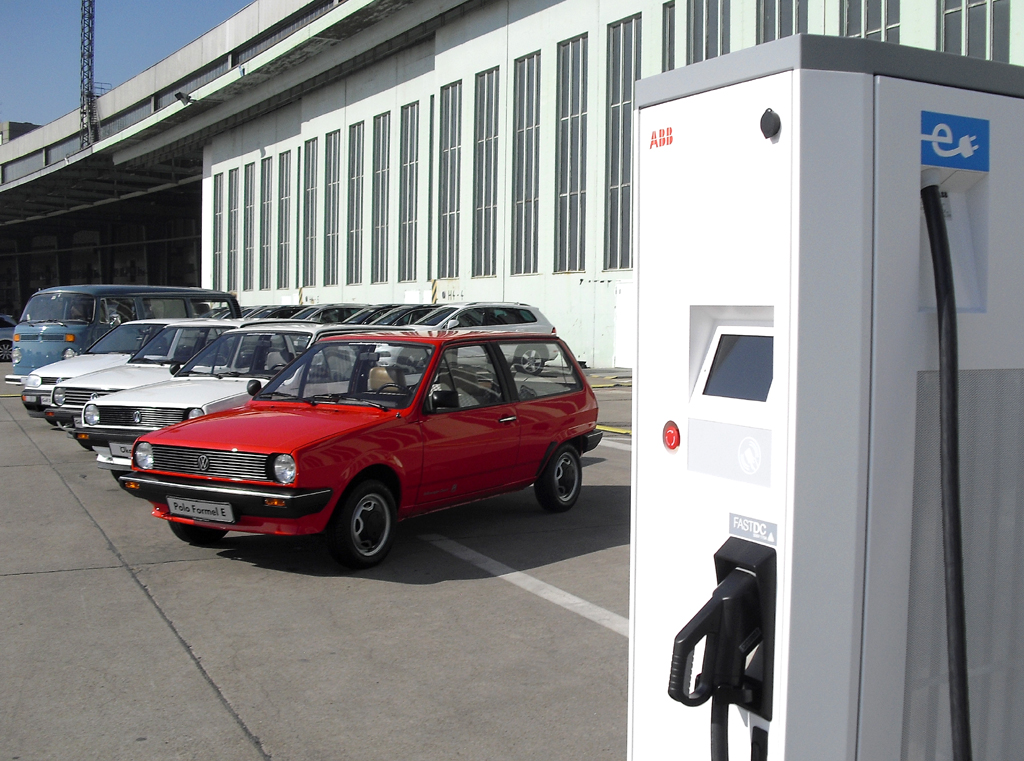 Links frühere VW-Stromer, rechts Schnellladestation. 
