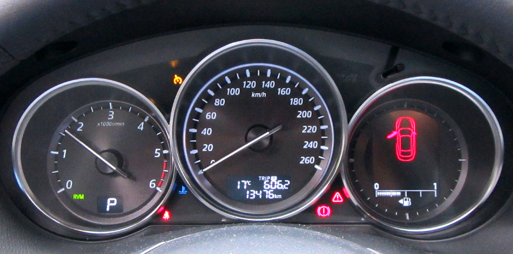 Mazda CX-5: Blick durch den Lenkradkranz auf die Rundinstrumentierung.
