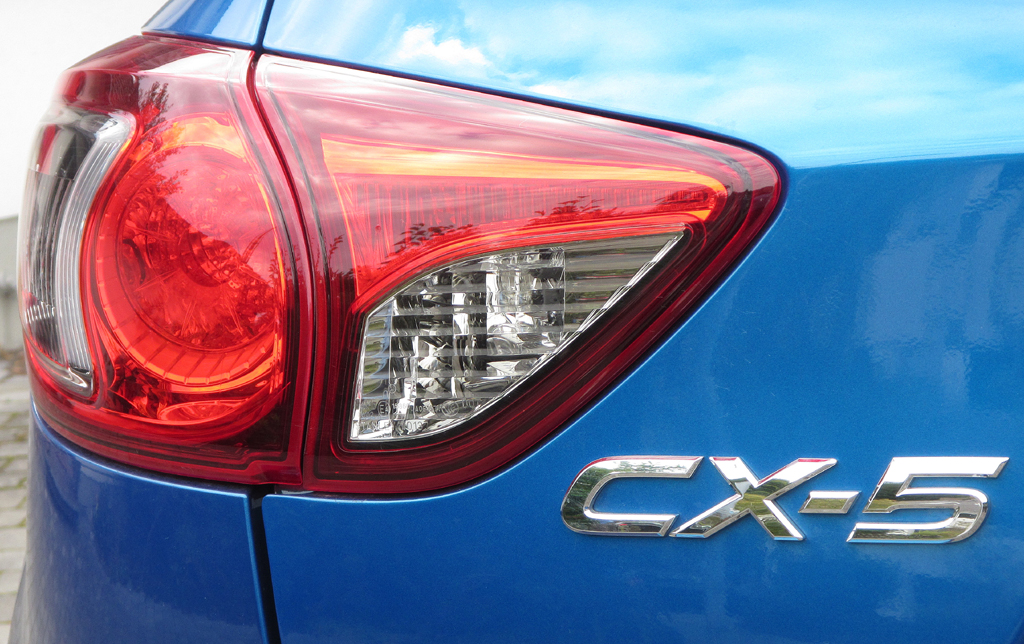 Mazda CX-5: Großformatige Leuchteinheit hinten mit Modellschriftzug.