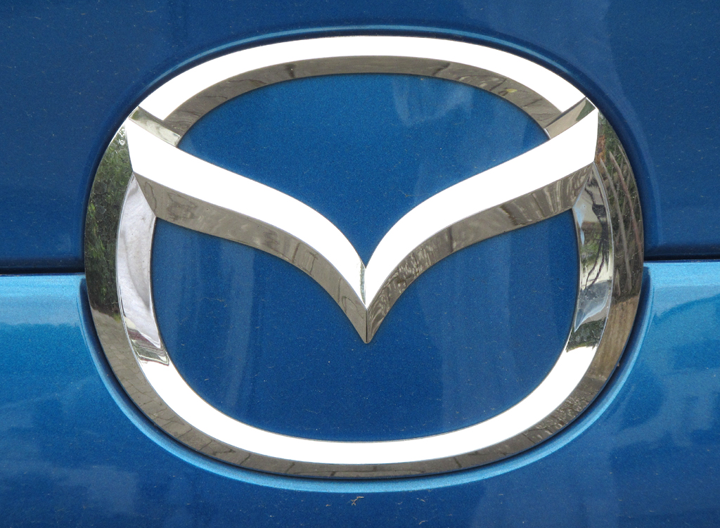 Mazda CX-5: Markenlogo auf der Heckklappe.