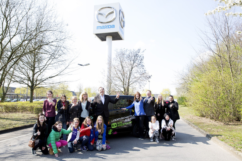 Mazda spendet Auto und Küche