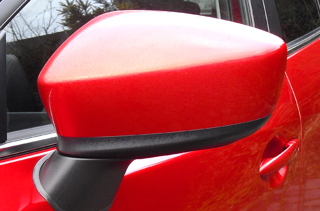 Mazda3: Blick auf den Außenspiegel auf der Fahrerseite.