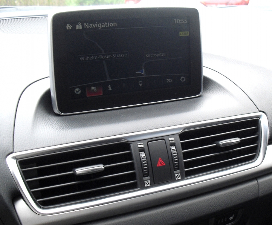 Mazda3: Blick auf den mittleren Armaturenträger mit dem Touchscreenmonitor.