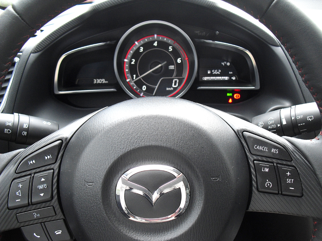 Mazda3: Blick durch den Lenkradkranz auf die Instrumentierung.