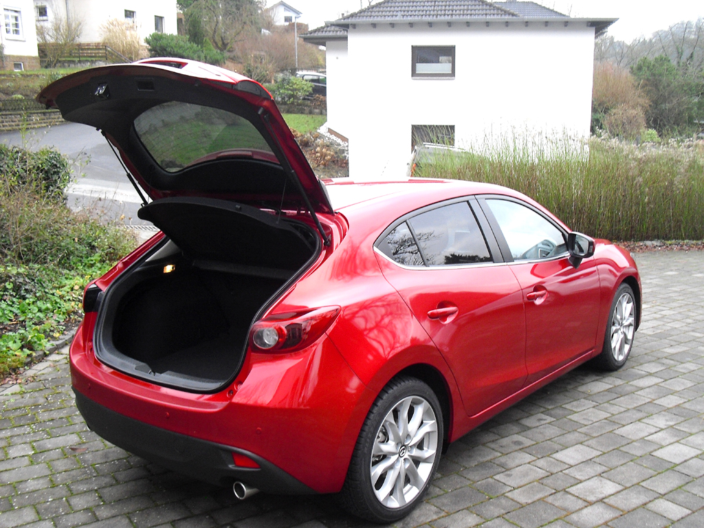 Mazda3: Das Gepäckabteil fasst 364 bis 1263 Liter.
