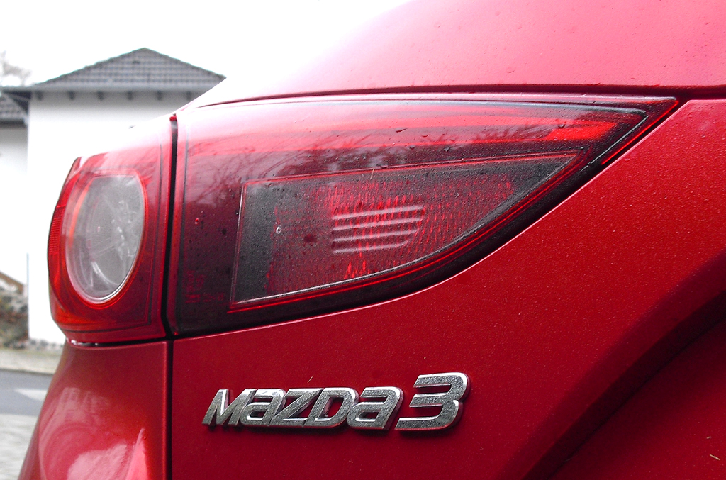 Mazda3: Moderne Leuchteinheit hinten mit Modellschriftzug.