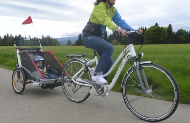 Mit Kindern auf Fahrrad oder Motorrad in den Frühling