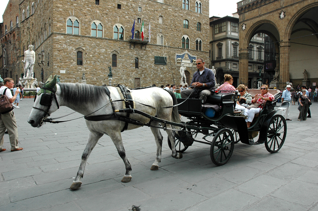 Mit einem PS durch Florenz und am Palazzo Vecchio vorbei. 