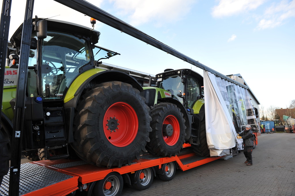 Neue Transportlösung: Claas unter Plane