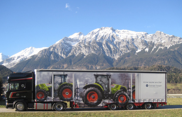 Neue Transportlösung: Claas unter Plane