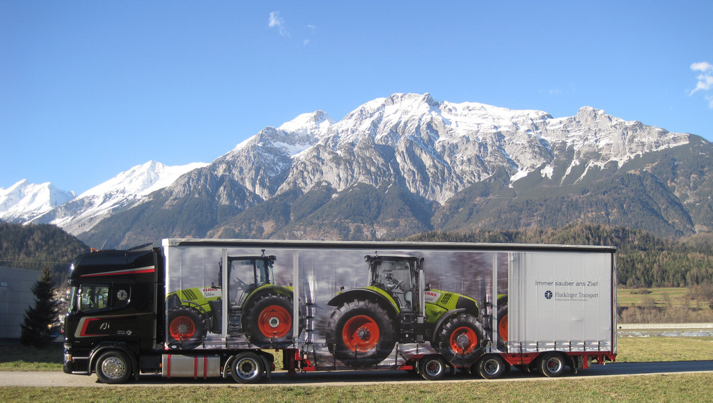 Neue Transportlösung: Claas unter Plane