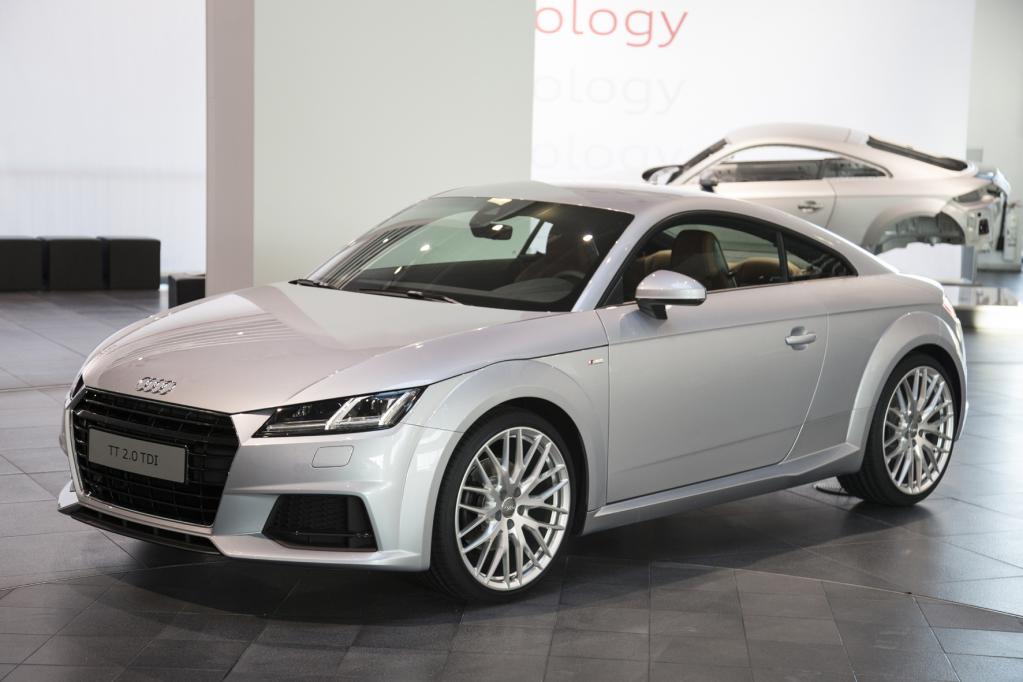 Neues Audi TT Coupé mit scharfen Bügelfalten