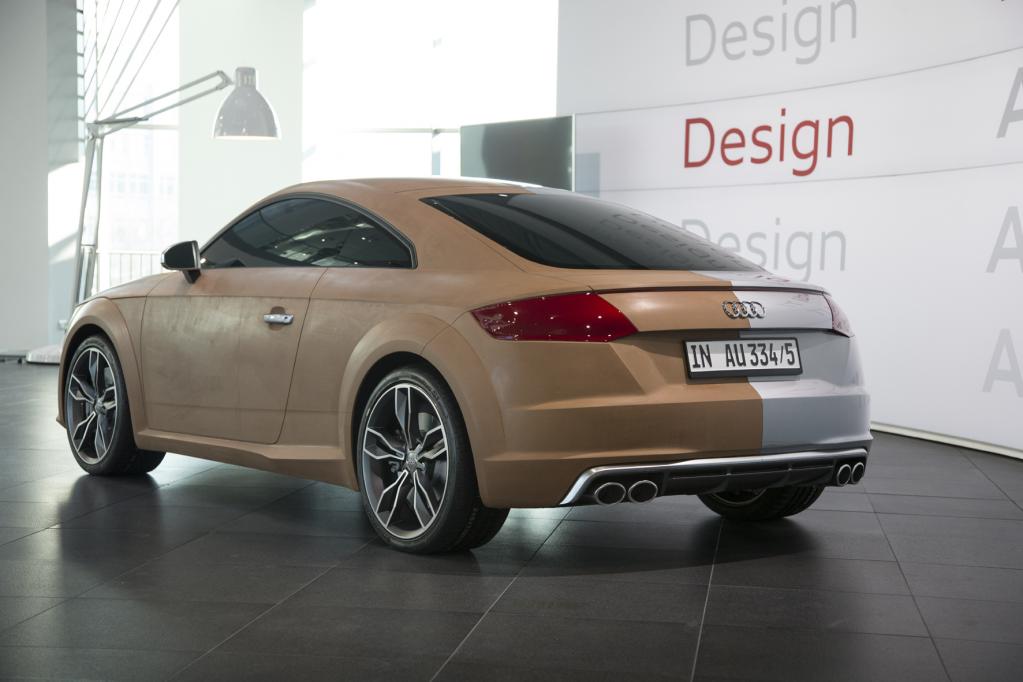 Neues Audi TT Coupé mit scharfen Bügelfalten