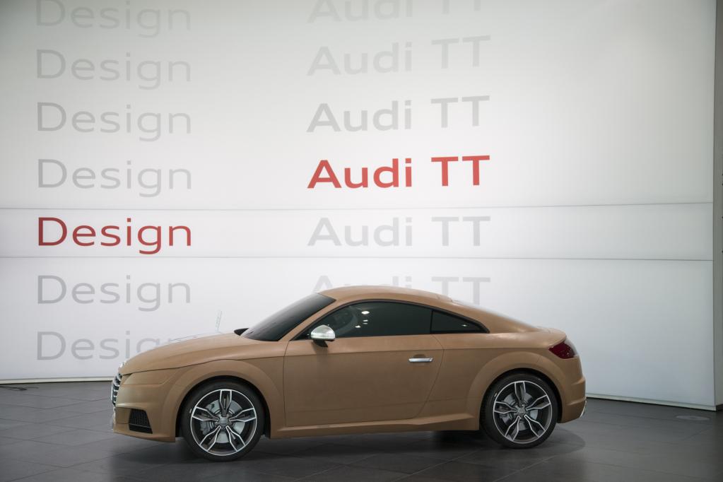Neues Audi TT Coupé mit scharfen Bügelfalten